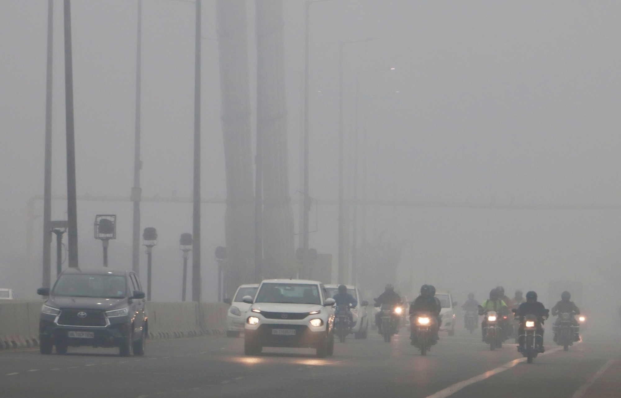 Delhi Records Dip In Temperature, Fog Disrupts Visibility - Social News XYZ