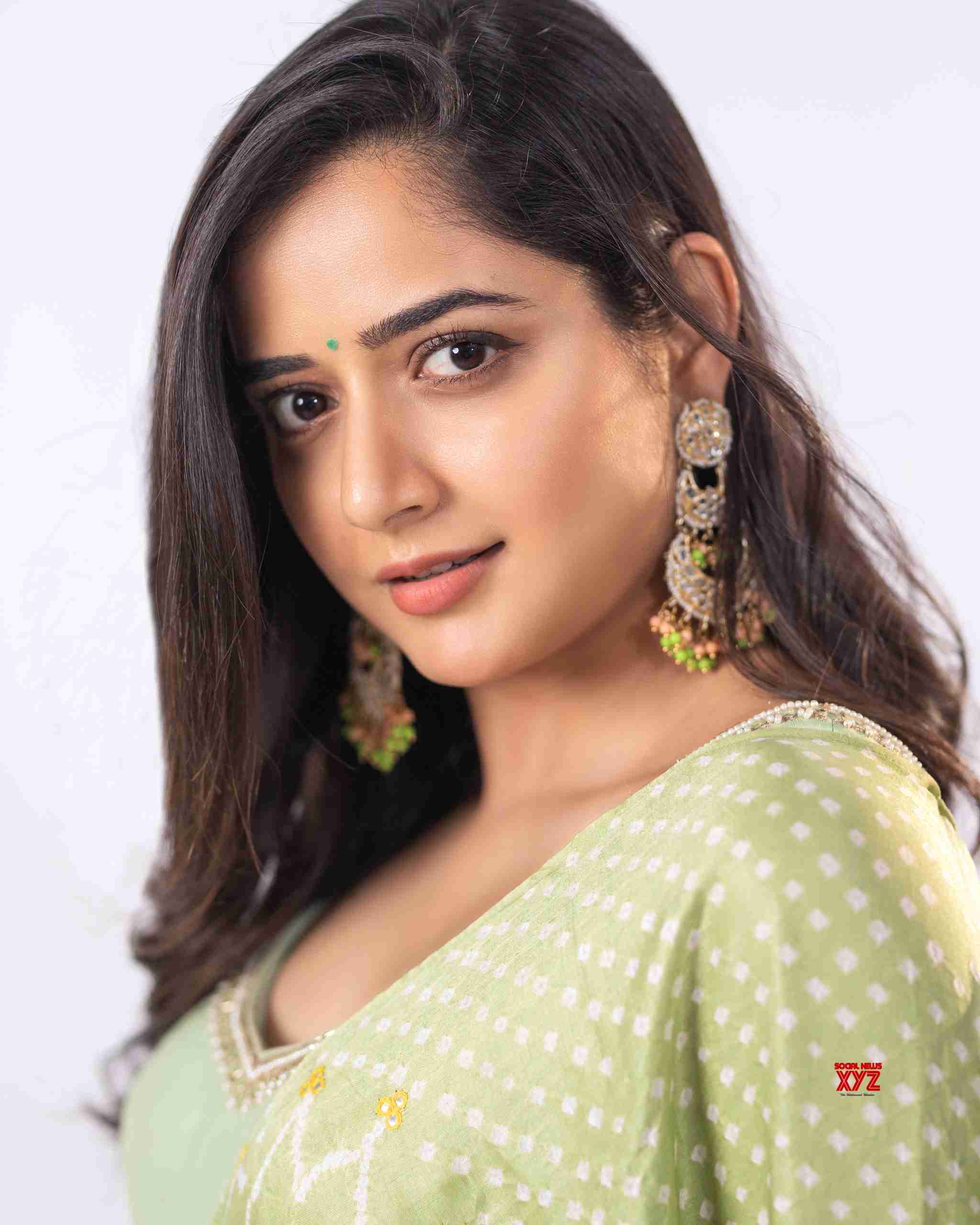 Actress Ashika Ranganath New Glam Stills - Social News XYZ