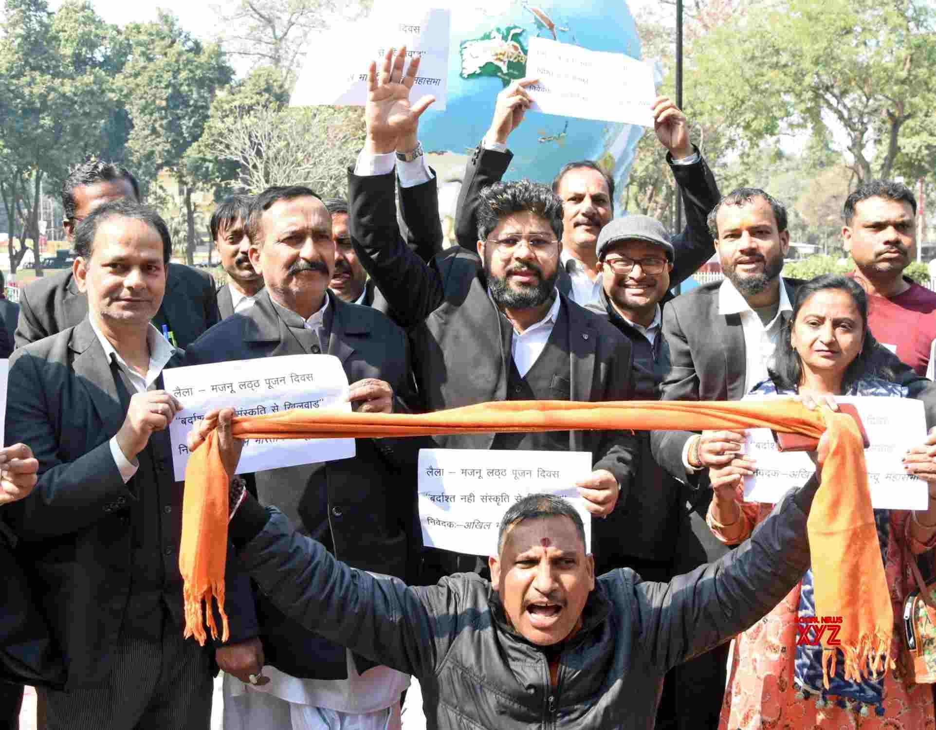 Lucknow: Hindu Mahasabha Activists Protest Against Valentine's Day # ...