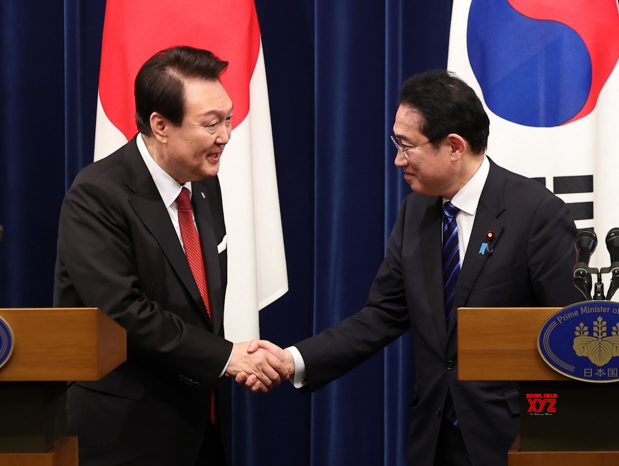 : Tokyo: President Yoon Suk Yeol (L) Shakes Hands With Japanese Prime ...