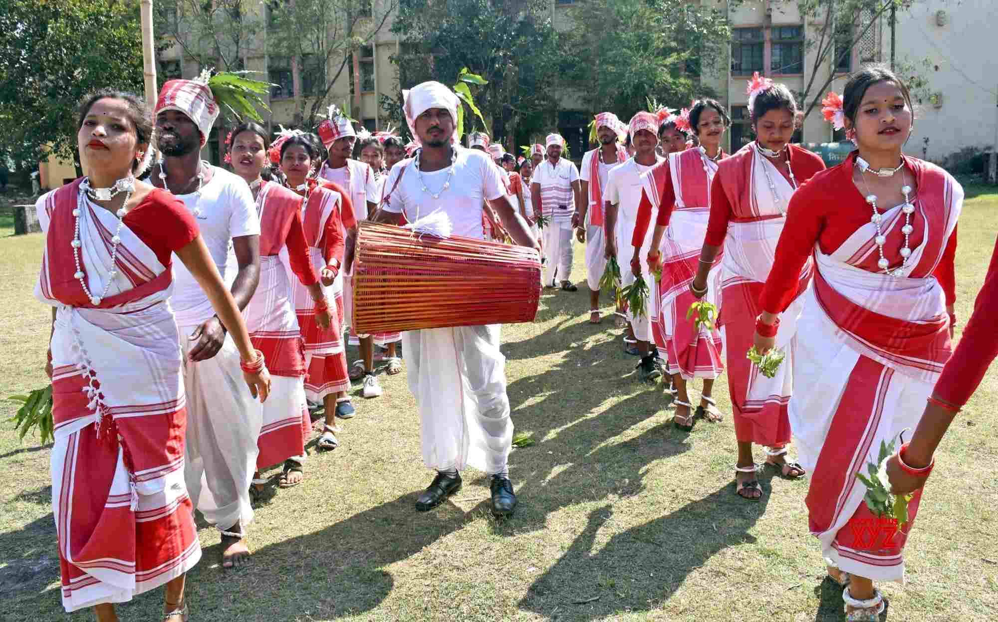 Ranchi: Tribal Artists In Traditional Attire Perform A Dance On The Eve ...