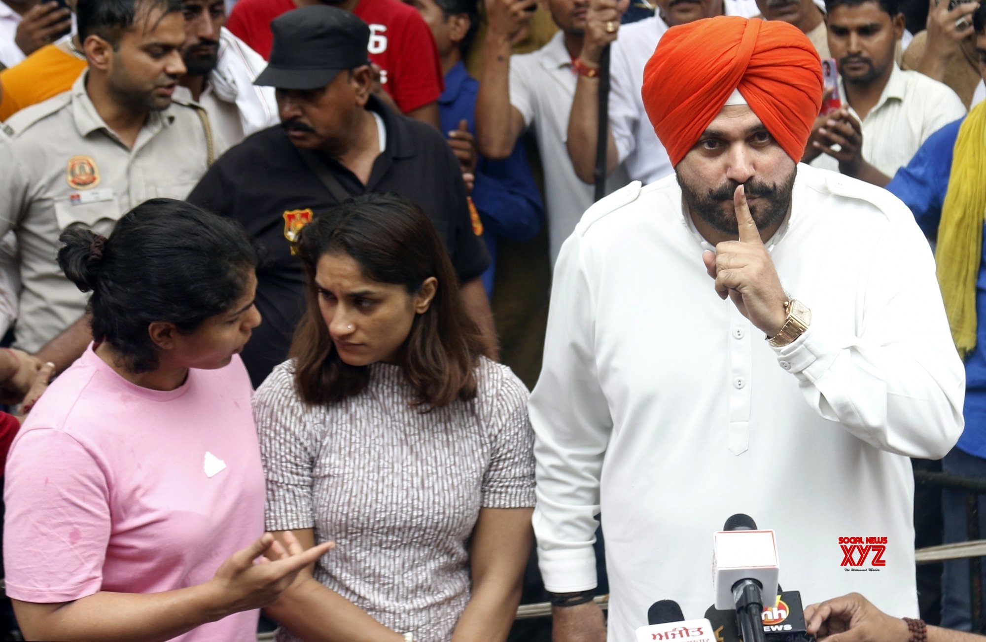 New Delhi: Congress Leader Navjot Singh Sidhu With Wrestlers Sakshi ...