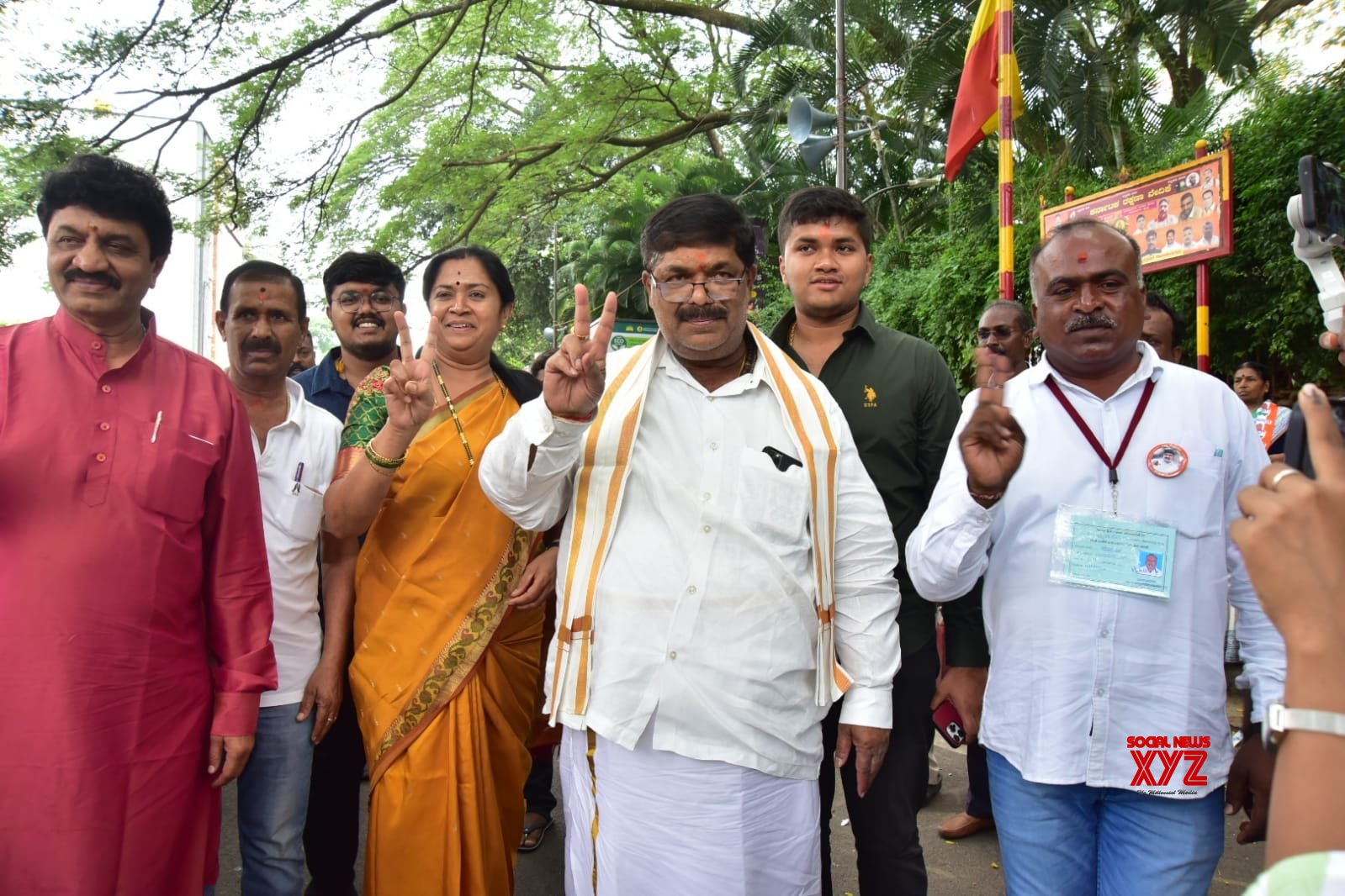 Bengaluru : BJP MLA Gopalaiah Shows Victory Sign As Celebrates His Win ...