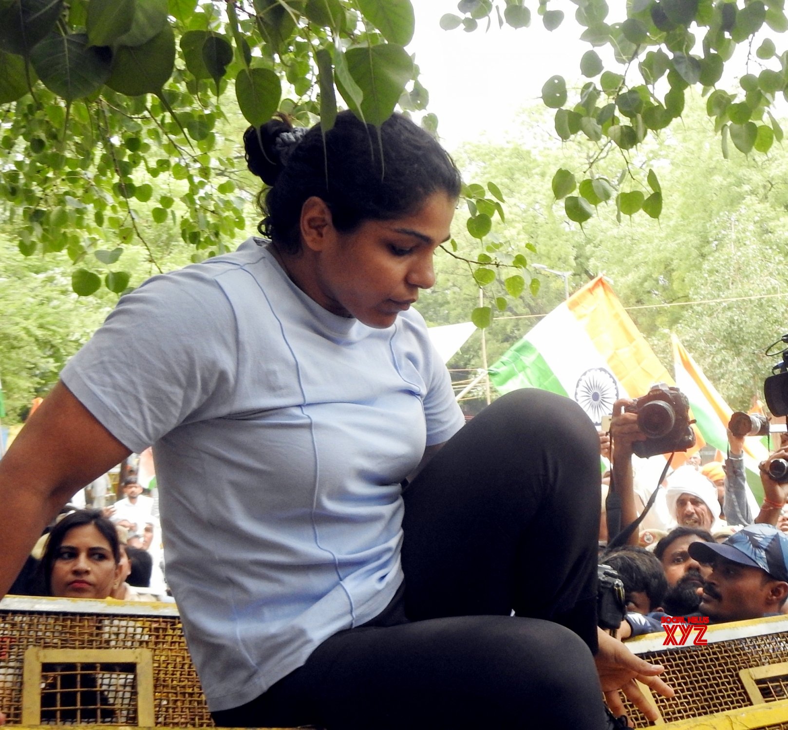 New Delhi : Wrestler Sakshi Malik Attempts To Cross The Barricade ...