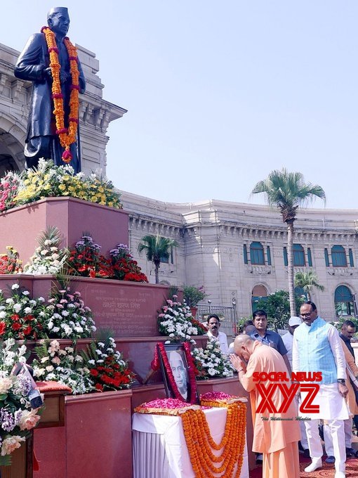 : Lucknow: Uttar Pradesh Chief Minister Yogi Adityanath Pays Tributes ...