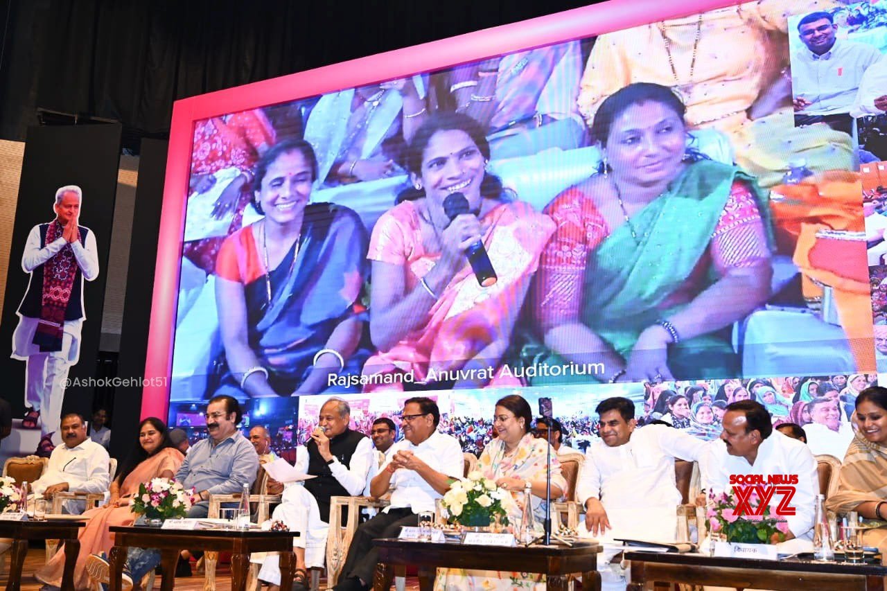 : Jaipur: Rajasthan Chief Minister Ashok Gehlot Talks To Beneficiaries ...