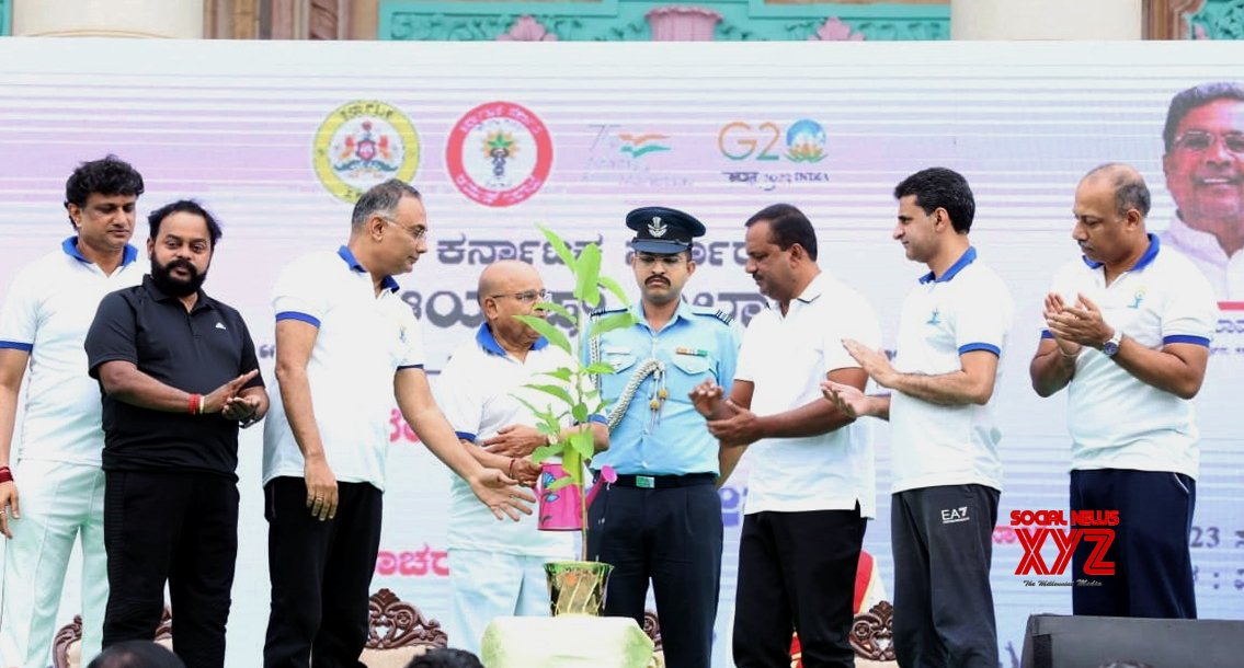 Bengaluru: Governor Of Karnataka Thawar Chand Gehlot With Speaker UT ...