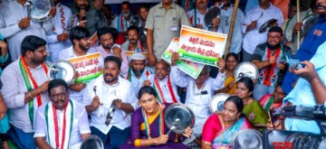 Vijayawada: Andhra Pradesh Congress Committee President YS Sharmila and party workers participates in the 'Thali Bajao' program in Vijayawada on  Wednesday September 25, 2024. (Photo: IANS)