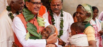 Latehar: Union Minister and BJP leader Shivraj Singh Chouhan seeks blessings from people during the 'Parivartan Sabha'  at Mahuadand in Latehar district, Jharkhand, on Friday, September 27, 2024. (IANS)