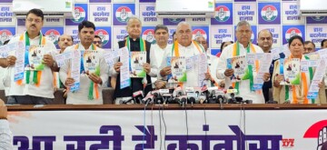 Chandigarh: Former Haryana Chief Minister Bhupinder S. Hooda, Congress State President Udai Bhan, Former Rajasthan Chief Minister Ashok Gehlot, and other party leaders release the party's 'Haath Badlega Halat' manifesto for the Haryana Assembly elections during a press conference in Chandigarh on Saturday, September 28, 2024. (Photo: IANS)