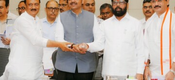 Mumbai: Maharashtra Chief Minister Eknath Shinde, along with Deputy Chief Ministers Devendra Fadnavis and Ajit Pawar, during the launch of a scheme to provide financial assistance to cotton and soybean farmers under the Bhavantar Yojana. Monday, September 30, 2024. (Photo: IANS)