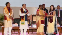 New Delhi: President Droupadi Murmu, along with Union Health Minister J.P. Nadda, presents a medal to a student during the 10th convocation of the Atal Bihari Vajpayee Institute of Medical Sciences and Dr. Ram Manohar Lohia Hospital at Bharat Mandapam in New Delhi on Monday, September 30, 2024. (Photo: IANS)