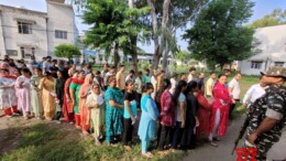 Kupwara: Voters stand in a queue to cast their votes for the third phase of voting in Jammu and Kashmir on Tuesday, October 01, 2024. (Photo: IANS)