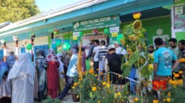 Kupwara: Voters stand in a queue to cast their votes during the third phase of the Jammu & Kashmir Assembly elections in Kupwara on Tuesday, October 01, 2024. (Photo: IANS)