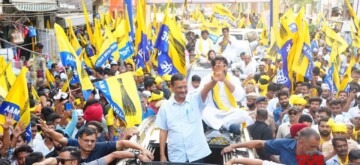 Faridabad: AAP National Convener Arvind Kejriwal holds a roadshow in support of party candidate Ravindra Faujdar from Ballabgarh constituency ahead of the Haryana Assembly elections in Faridabad on Tuesday, October 01, 2024. (Photo: IANS)