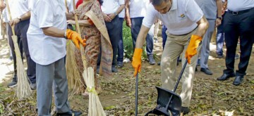 New Delhi: Minister of State for Science & Technology Jitendra Singh participates in the ‘Swachhata Hi Seva’ campaign on the occasion of Gandhi Jayanti in New Delhi on Wednesday, October 02, 2024. (Photo: IANS)