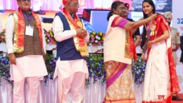 Udaipur: President Droupadi Murmu presents a medal to a student as Rajasthan Governor Haribhau Bagade looks on during the 32nd convocation of Mohanlal Sukhadia University in Udaipur on Thursday, October 03, 2024. (Photo: IANS)