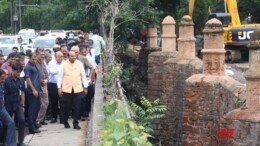 New Delhi: Delhi Lieutenant Governor Vinai Kumar Saxena inspects drains at Sunehri, Barapulla, Kushak, Shahdara, and Najafgarh areas in New Delhi on Thursday, October 3, 2024. (Photo: IANS)