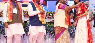 Udaipur: President Droupadi Murmu presents a medal to a student as Rajasthan Governor Haribhau Bagade looks on during the 32nd convocation of Mohanlal Sukhadia University in Udaipur on Thursday, October 03, 2024. (Photo: IANS)