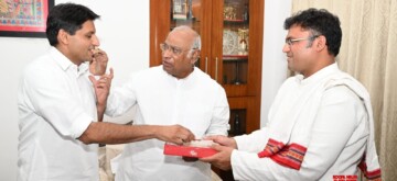 New Delhi: Congress President Mallikarjun Kharge meets party leaders Deependra Hooda and Ashok Tanwar, who rejoined Congress, in New Delhi on Friday, October 04, 2024. (Photo: IANS)