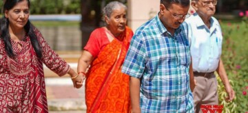 New Delhi: Former Delhi CM Arvind Kejriwal, along with his family members, leave their Flagstaff Road residence before shifting to Ashok Mittal's official residence at 5 Ferozeshah Road, following his resignation as Delhi CM, in New Delhi on Thursday, October 03, 2024. (Photo: IANS)