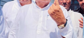 Chandigarh: Former Haryana CM Bhupinder Singh Hooda shows his ink-marked finger after casting his vote during the Haryana assembly election in Chandigarh on Saturday, October 05, 2024. (Photo: IANS)