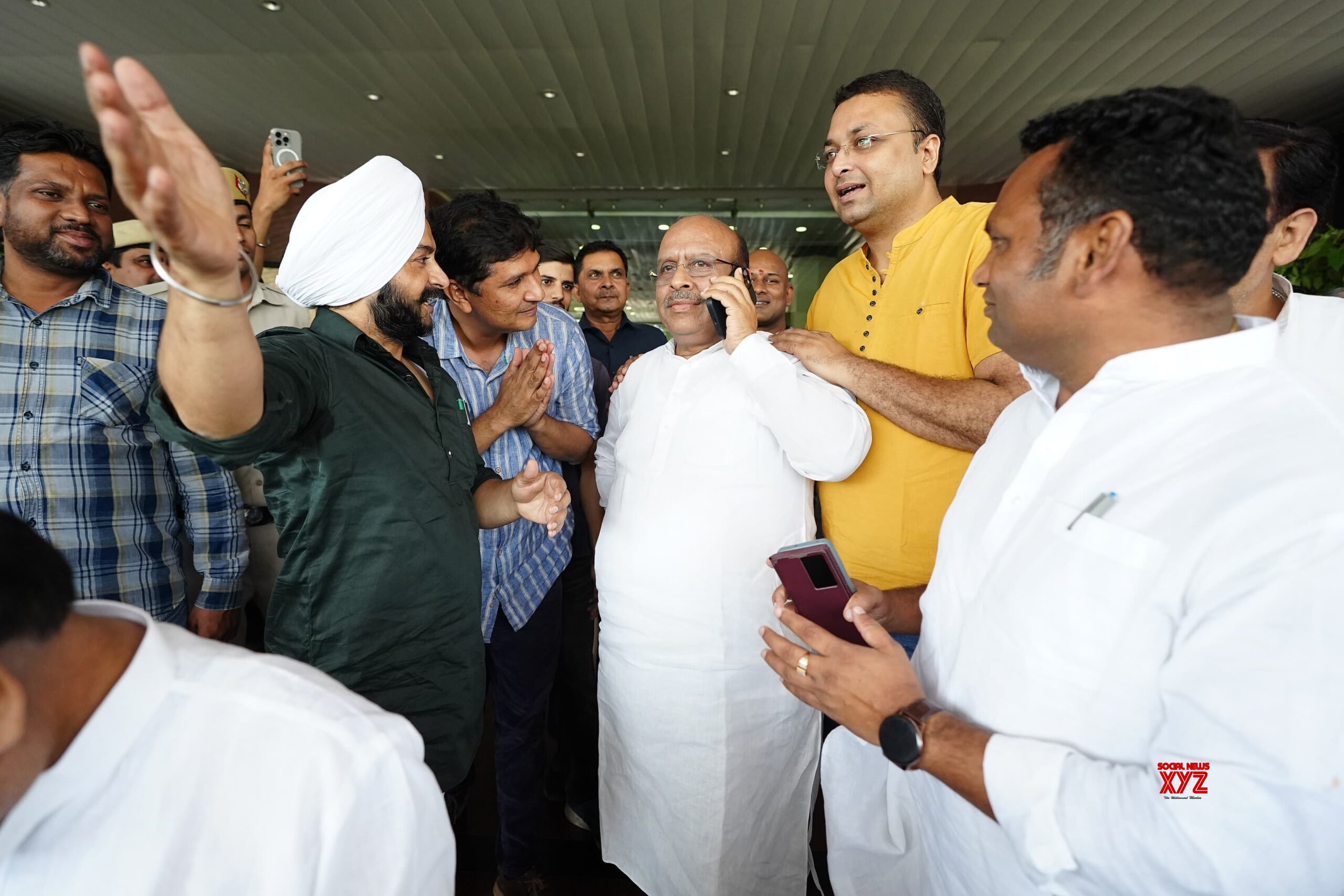 New Delhi: Delhi Minister Saurabh Bhardwaj requests BJP MLA and LoP in in the Delhi Assembly Vijender Gupta #Gallery