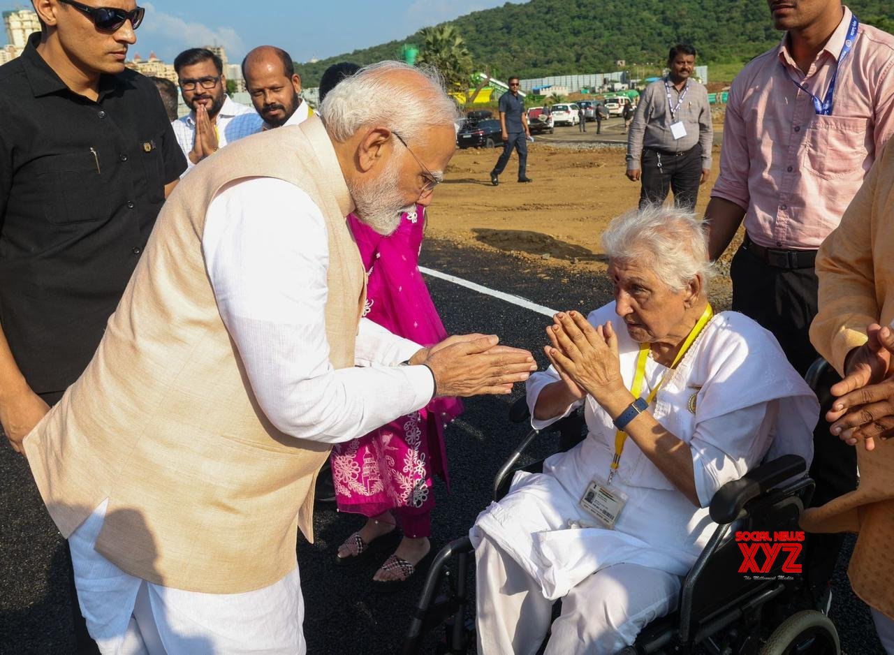 Thane: PM Narendra Modi meets Veena Bhatia, a party worker since the Jan Sangh days #Gallery