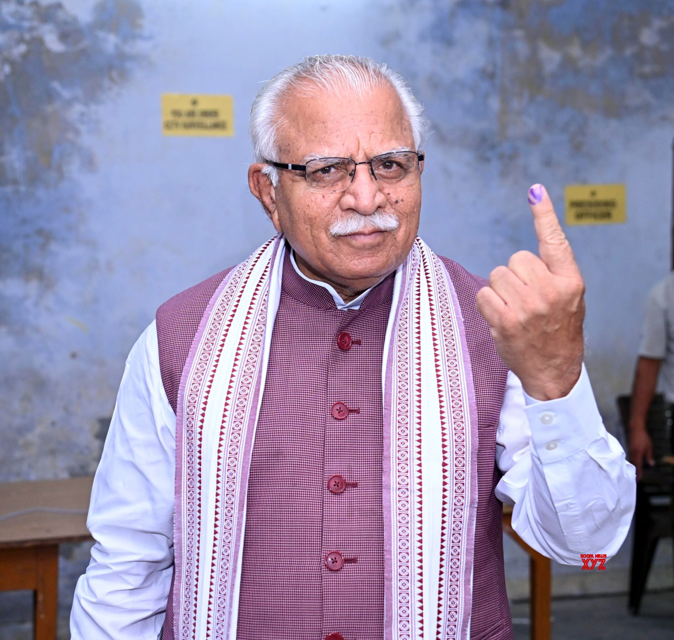 Karnal: Union Minister Manohar Lal Khattar shows his ink marked finger #Gallery