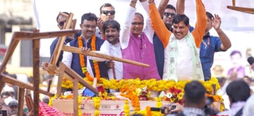 Sehore: Union Agriculture Minister Shivraj Singh Chauhan and Madhya Pradesh Chief Minister Mohan Yadav attend a roadshow in Bherunda on Tuesday, October 08, 2024. (Photo: IANS)