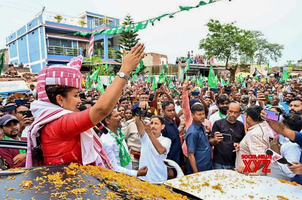 Lohardaga: JMM MLA Kalpana Murmu Soren holds a roadshow #Gallery