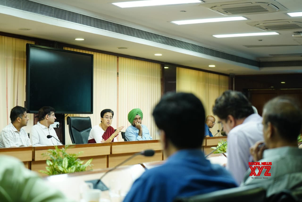 Nueva Delhi: El CM de Delhi, Atishi Marlena, celebra una reunión sobre la política de energía solar #Galería