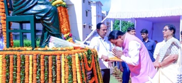 Bhubaneswar: Odisha Chief Minister Mohan Charan Majhi pays floral tributes to Utkalmani Pandit Gopabandhu Das at his statue in the Assembly premises in Bhubaneshwar on Wednesday, October 9, 2024. (Photo: IANS)