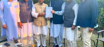 Srinagar: J&K Congress chief Tariq Hameed Karra and party leader Ghulam Ahmad Mir hand over Congress' letter of support to National Conference Vice President Omar Abdullah in Srinagar on Friday, October 11, 2024. (Photo: IANS)