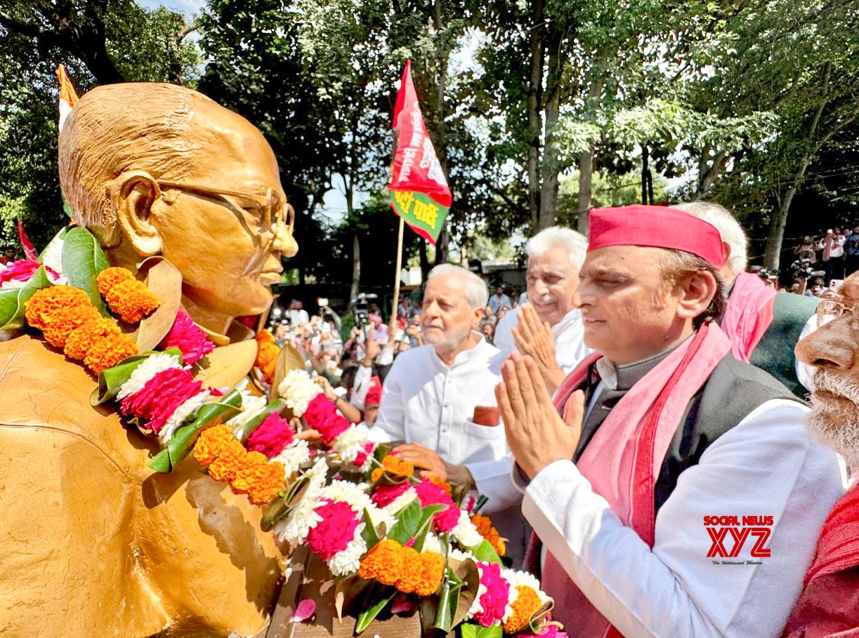 Laknau: Axilesh Yadav ozodlik kurashchisi Jayaprakash Narayanga hurmat bajo keltirmoqda. #Galereya