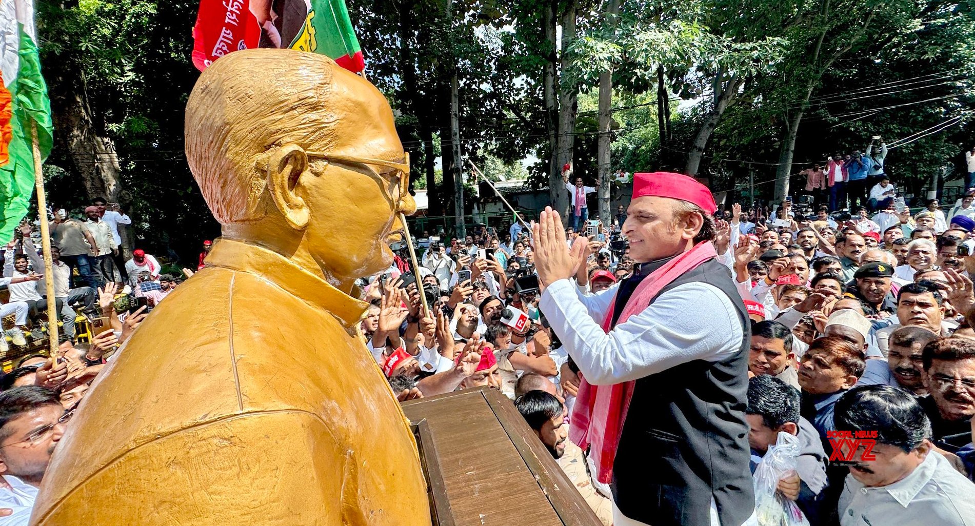 Laknau: Axilesh Yadav ozodlik kurashchisi Jayaprakash Narayanga hurmat bajo keltirmoqda. #Galereya