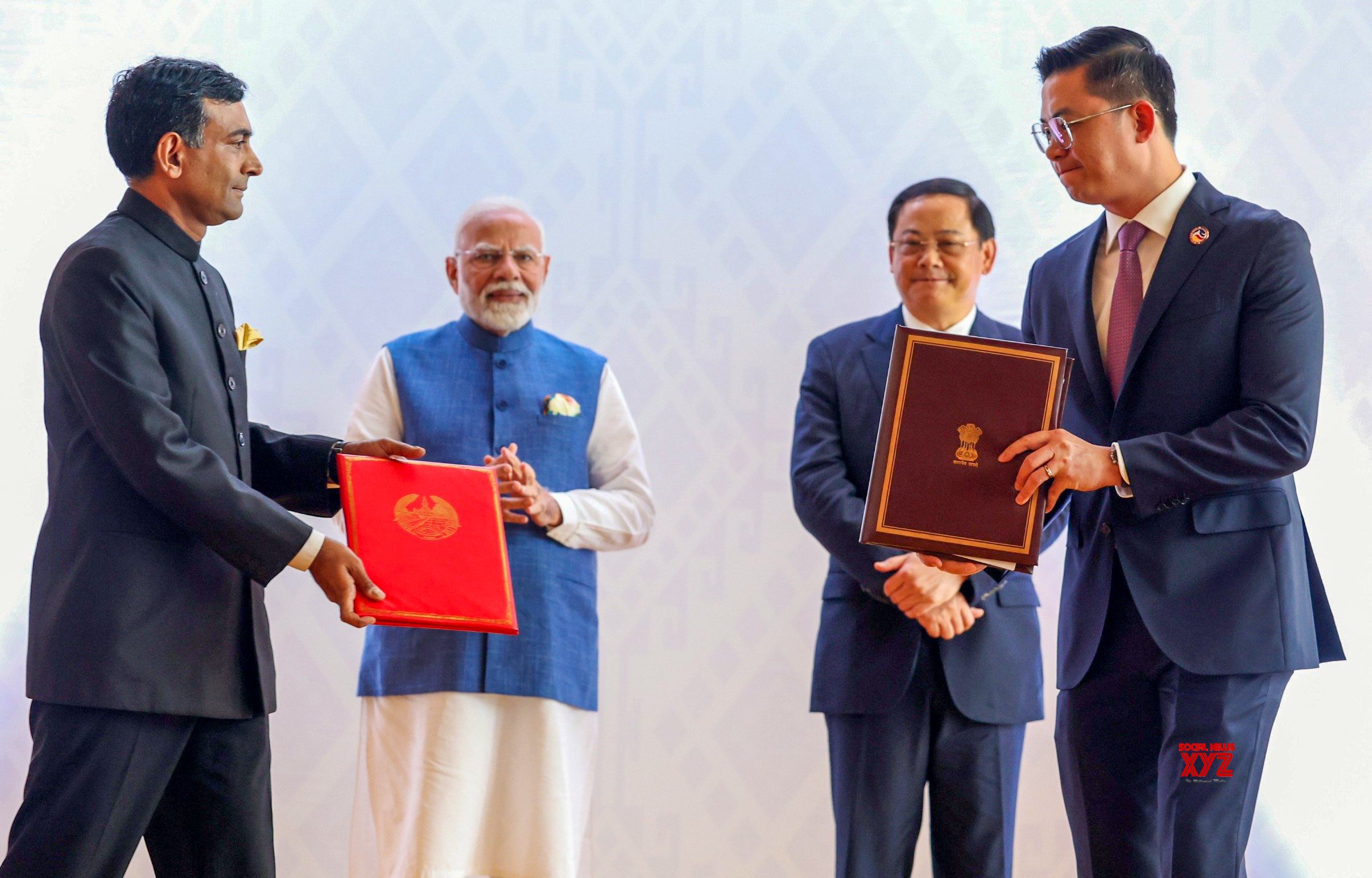 Vientiane: el primer ministro Modi y el primer ministro laosiano Soneksai Sifandone asisten a la 21ª Cumbre de la ASEAN-India - #Gallery