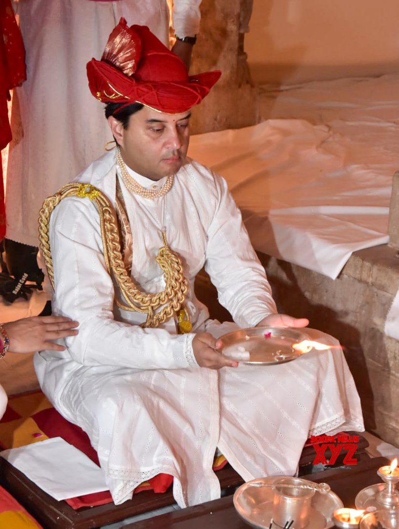 Gwalior: Jyotiraditya Scindia interpretando pooja en Vijayadashami #Gallery