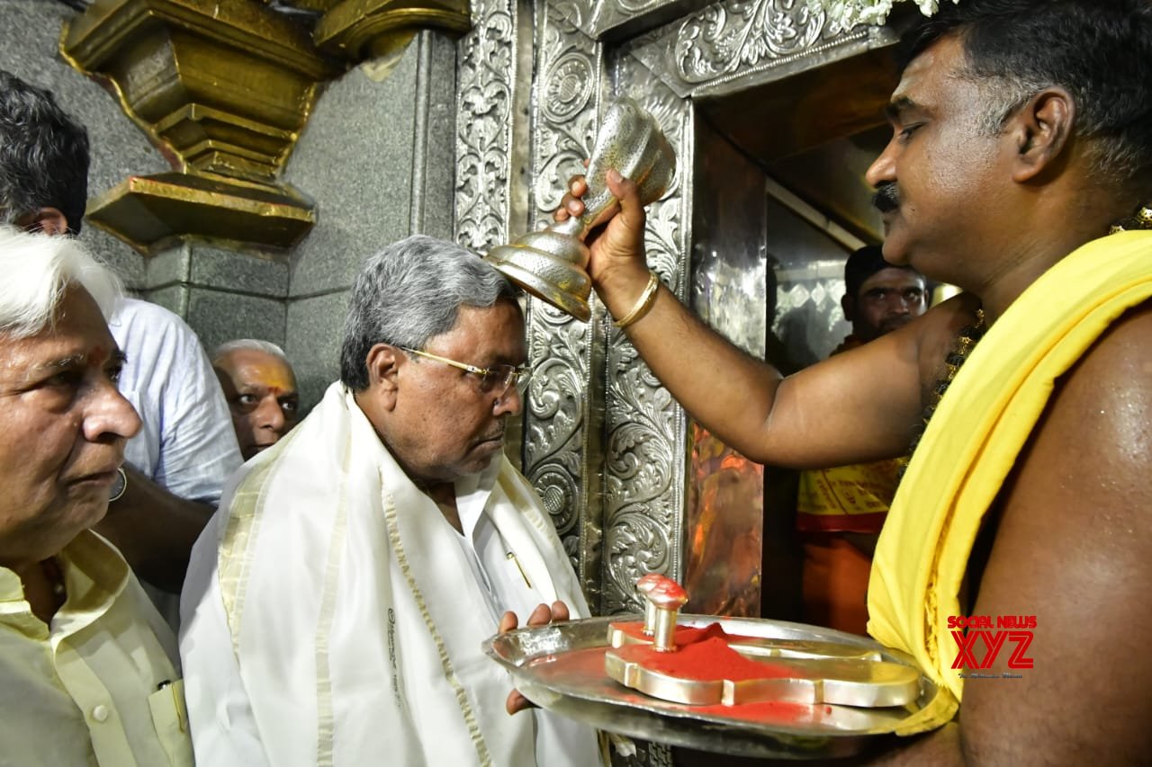 Belagavi: Karnataka CM Siddaramaiah orando en el templo Sri Renuka Yallamma #Galería