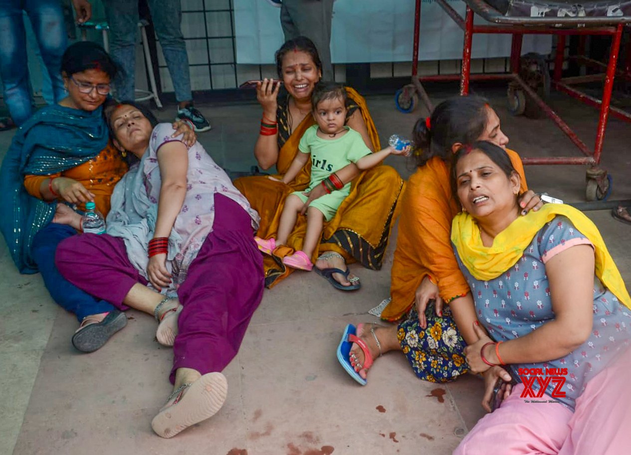 Kanpur: Family members mourn the loss of five individuals , who died in a tragic accident #Gallery