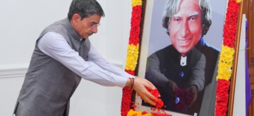 Chennai: Tamil Nadu Governor R.N. Ravi pays floral tribute to former President and Missile Man of India, Dr. A.P.J. Abdul Kalam, on his birth anniversary in Chennai on Tuesday, October 15, 2024. (Photo: IANS)