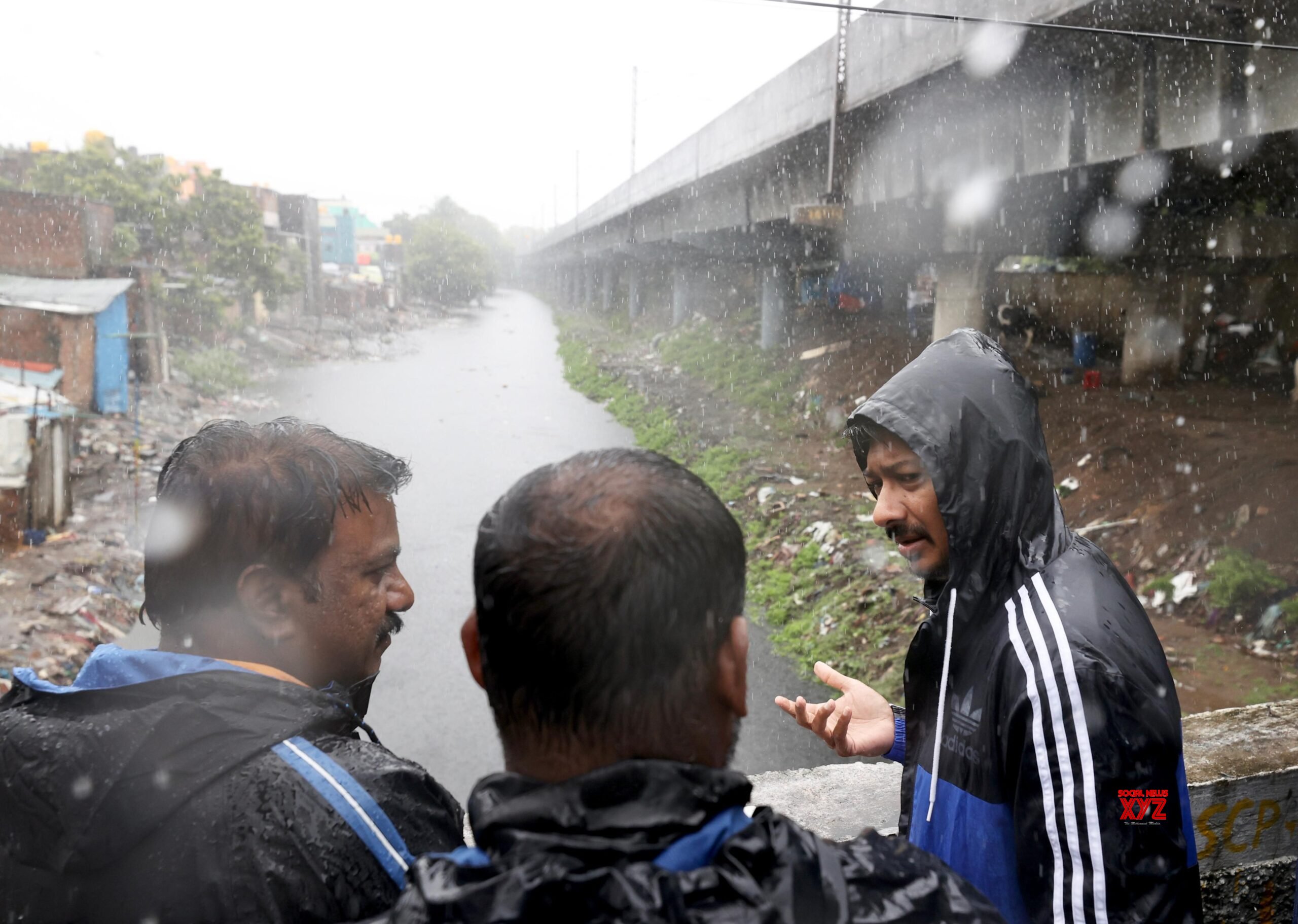 Chennai: Tamil Nadu MCD Udhayanidhi Stalin inspecciona el agua de lluvia que fluye hacia el mar #Galería