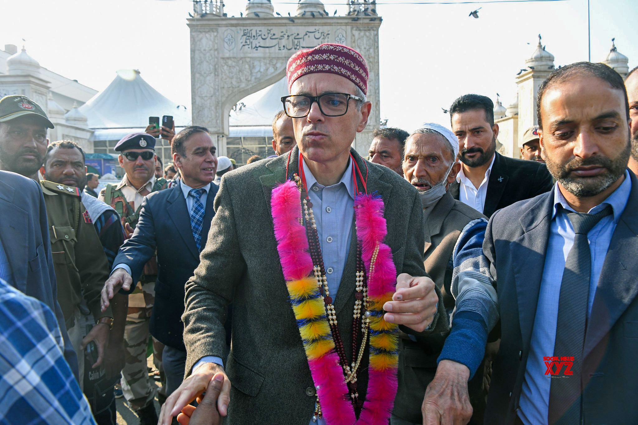 Srinagar: El Ministro Principal de Jammu y Cachemira, Omar Abdullah, visita el Santuario Hazratbal #Galería