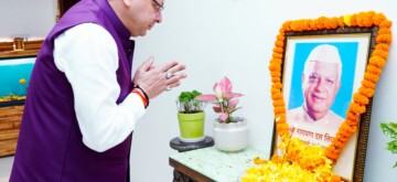 Dehradun: Uttarakhand Chief Minister Pushkar Singh Dhami pays floral tribute to former Chief Minister of Uttar Pradesh and Uttarakhand Narayan Dutt Tiwari on his birth anniversary and death anniversary in Dehradun on Friday, October 18, 2024. (Photo: IANS)