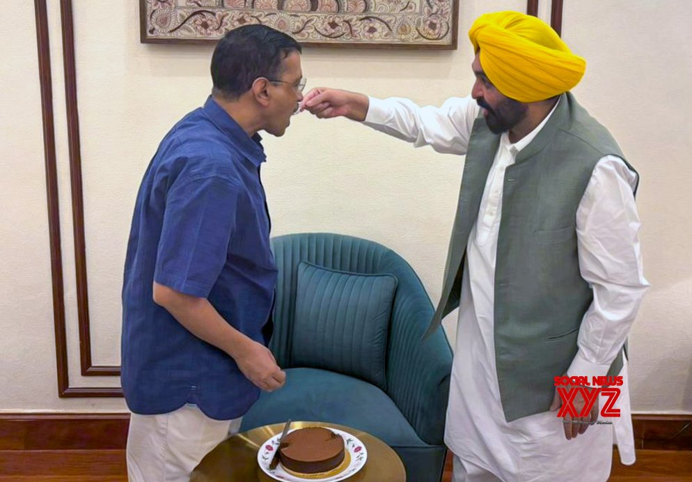 Chandigarh: Former CM Arvind Kejriwal greets Punjab CM Bhagwant Mann on his birth anniversary #Gallery