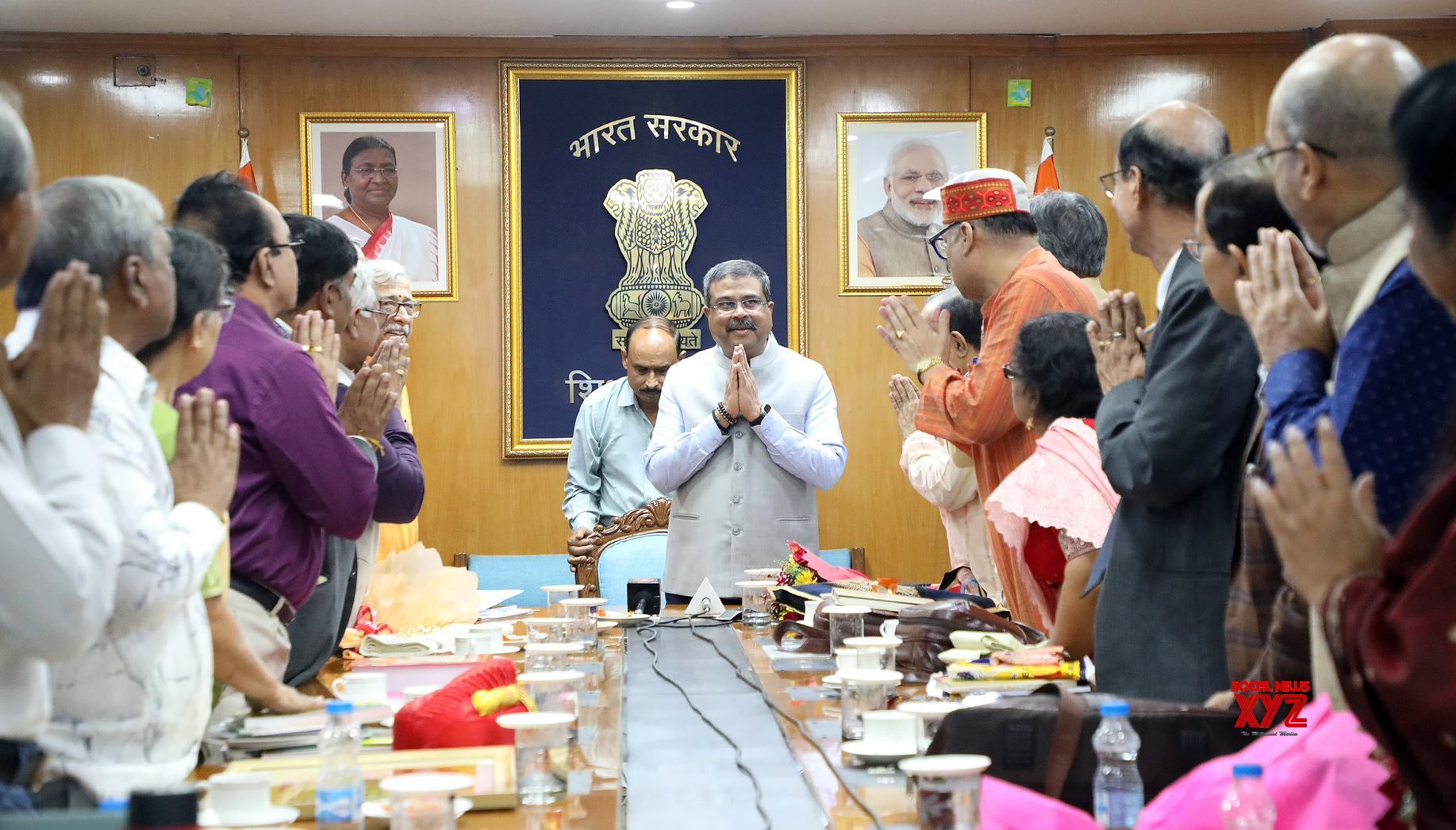 Nueva Delhi: el Ministro de Educación de la Unión, Dharmendra Pradhan, interactúa con cinco académicos de lengua clásica recientemente clasificados #Galería