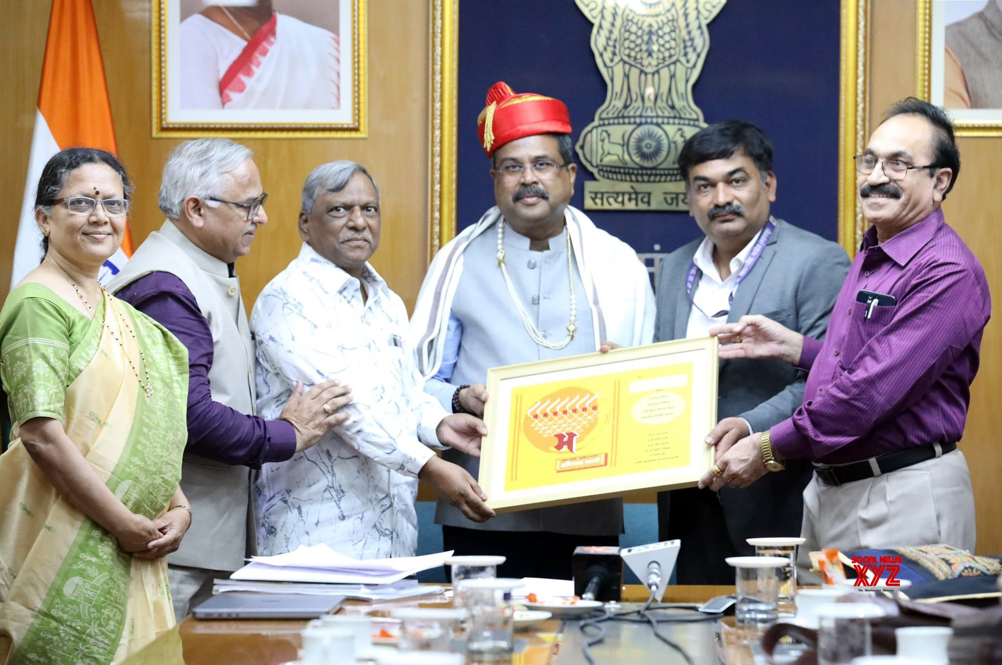 Nueva Delhi: el Ministro de Educación de la Unión, Dharmendra Pradhan, interactúa con cinco académicos de lengua clásica recién clasificados #Galería