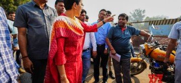 New Delhi: Delhi Chief Minister Atishi visits Anand Vihar to review the steps being taken to reduce pollution in New Delhi on Sunday, October 20, 2024. (Photo: IANS)