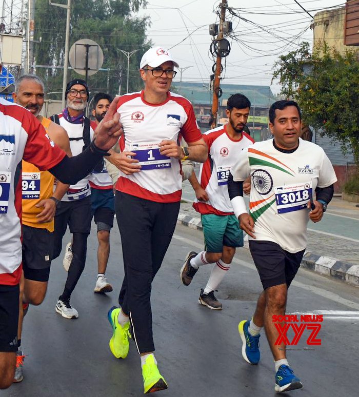 Srinagar: CM Umar Abdullah iza banderas en el primer maratón internacional en Cachemira #Gallery