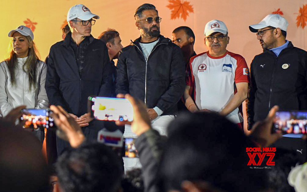 Srinagar: CM Umar Abdullah iza banderas en el primer maratón internacional en Cachemira #Gallery